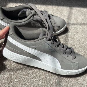 Ladies Puma Size 7 Gray Sneakers